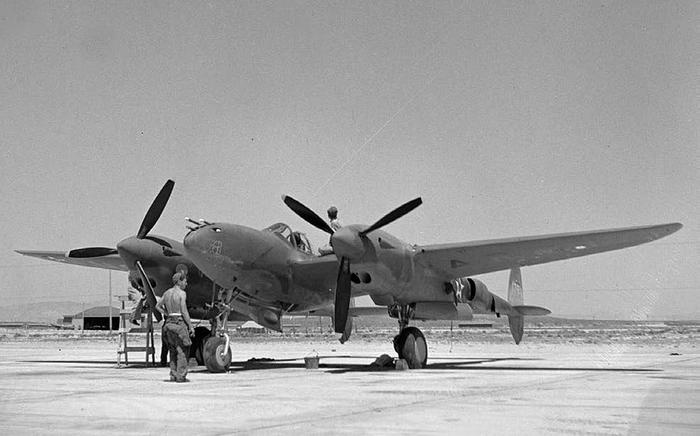 Иллюстрация к книге — Истребитель-«молния» P-38 «Лайтнинг» [i_027.jpg]