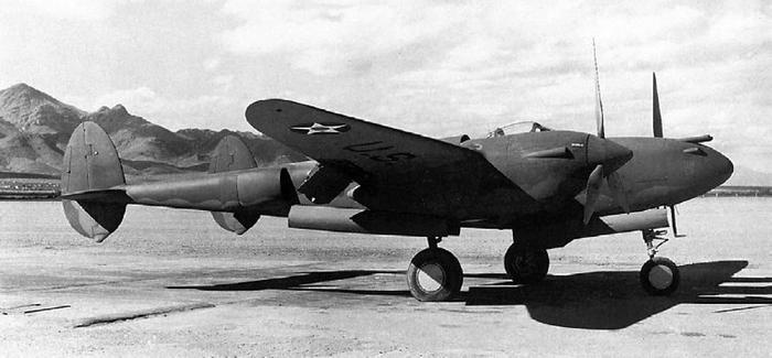 Иллюстрация к книге — Истребитель-«молния» P-38 «Лайтнинг» [i_032.jpg]