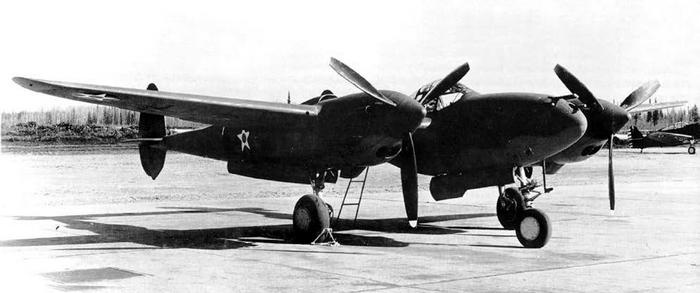 Иллюстрация к книге — Истребитель-«молния» P-38 «Лайтнинг» [i_035.jpg]