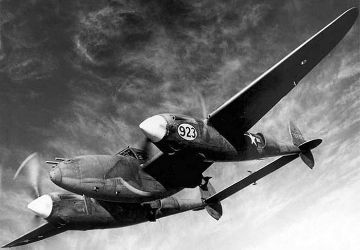 Иллюстрация к книге — Истребитель-«молния» P-38 «Лайтнинг» [i_039.jpg]
