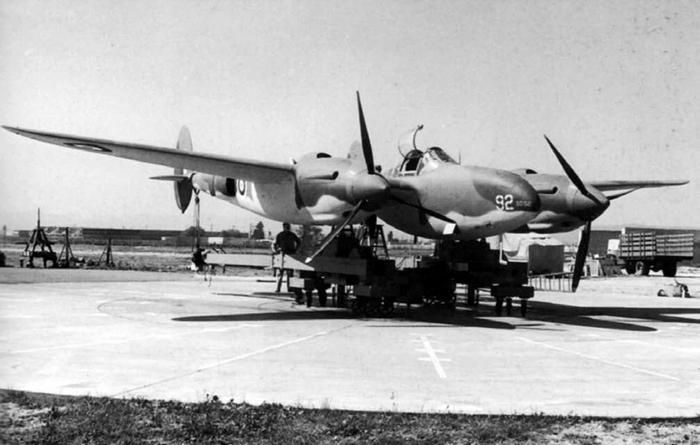 Иллюстрация к книге — Истребитель-«молния» P-38 «Лайтнинг» [i_041.jpg]