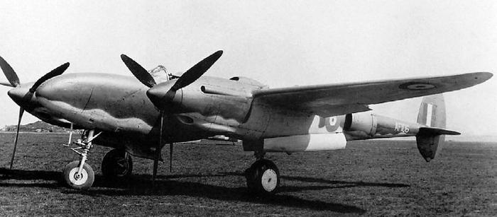 Иллюстрация к книге — Истребитель-«молния» P-38 «Лайтнинг» [i_042.jpg]