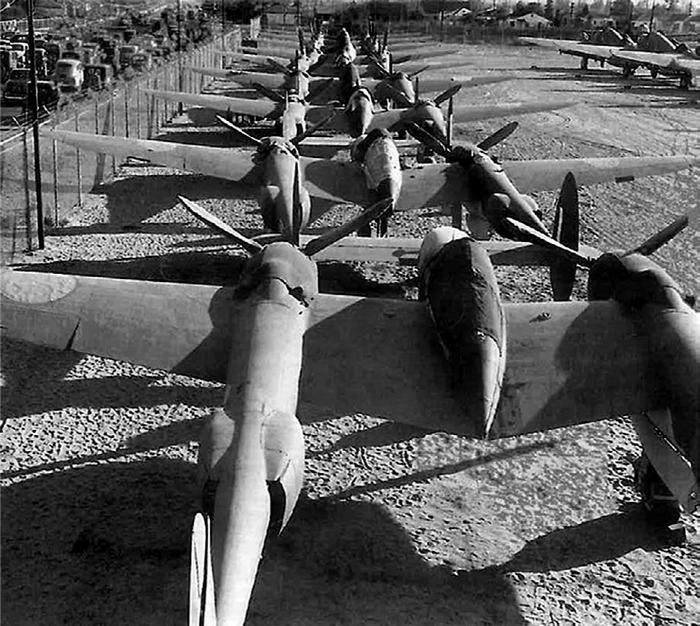 Иллюстрация к книге — Истребитель-«молния» P-38 «Лайтнинг» [i_047.jpg]