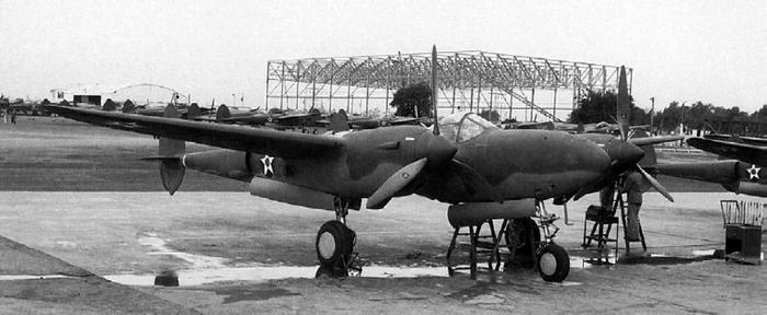 Иллюстрация к книге — Истребитель-«молния» P-38 «Лайтнинг» [i_049.jpg]