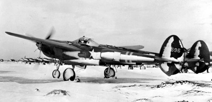 Иллюстрация к книге — Истребитель-«молния» P-38 «Лайтнинг» [i_050.jpg]