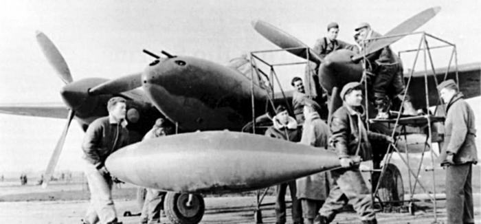 Иллюстрация к книге — Истребитель-«молния» P-38 «Лайтнинг» [i_054.jpg]