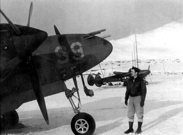 Иллюстрация к книге — Истребитель-«молния» P-38 «Лайтнинг» [i_062.jpg]