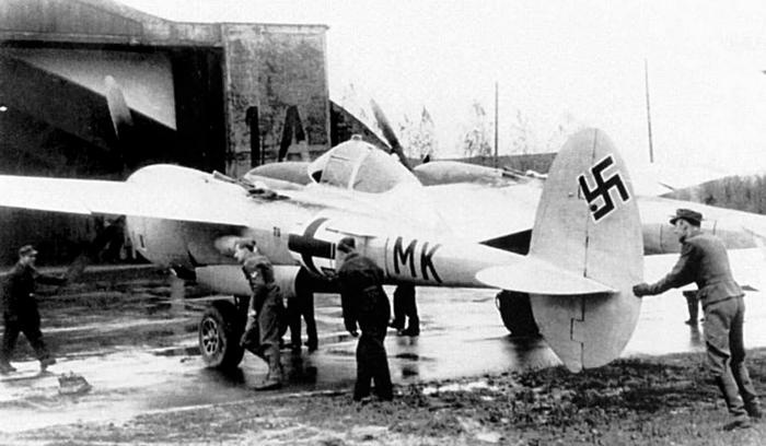 Иллюстрация к книге — Истребитель-«молния» P-38 «Лайтнинг» [i_097.jpg]