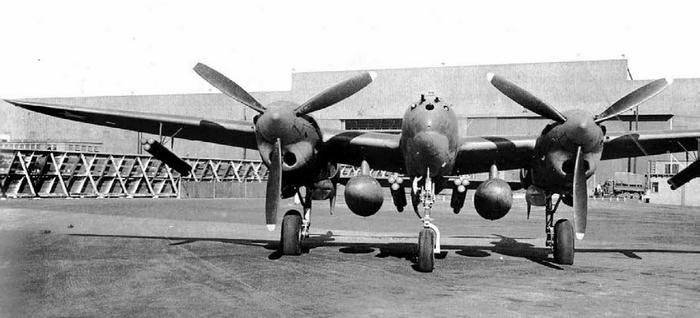 Иллюстрация к книге — Истребитель-«молния» P-38 «Лайтнинг» [i_109.jpg]