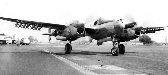 Иллюстрация к книге — Истребитель-«молния» P-38 «Лайтнинг» [i_116.jpg]