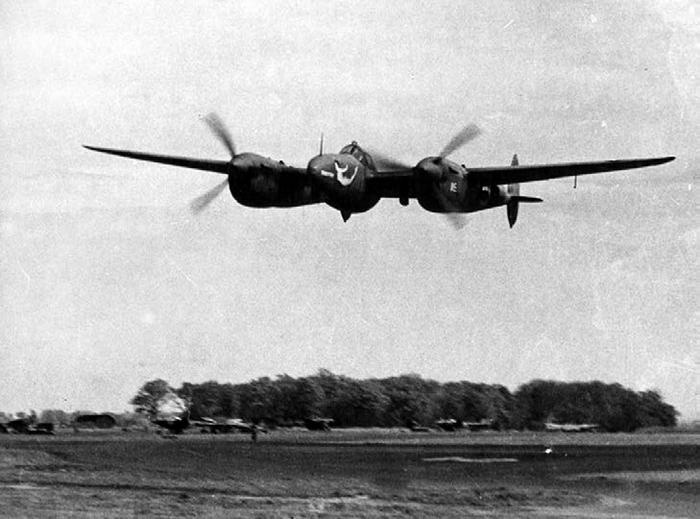 Иллюстрация к книге — Истребитель-«молния» P-38 «Лайтнинг» [i_148.jpg]