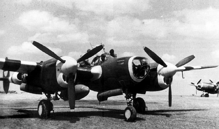 Иллюстрация к книге — Истребитель-«молния» P-38 «Лайтнинг» [i_151.jpg]