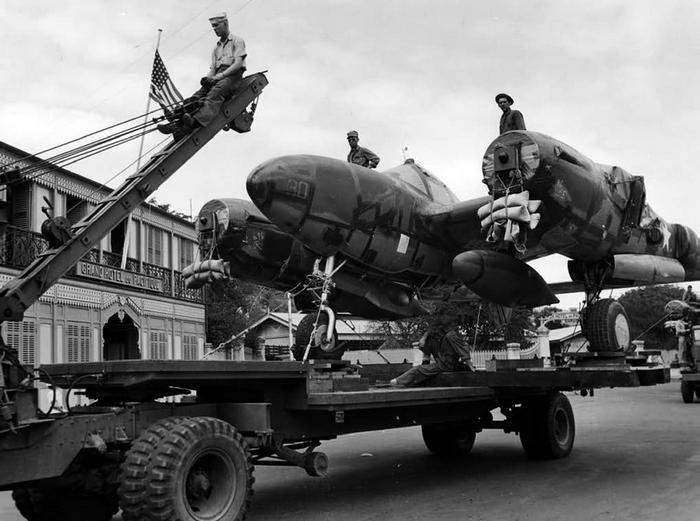 Иллюстрация к книге — Истребитель-«молния» P-38 «Лайтнинг» [i_166.jpg]