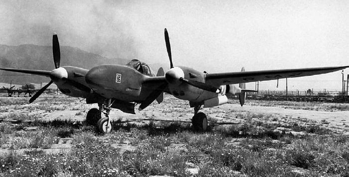 Иллюстрация к книге — Истребитель-«молния» P-38 «Лайтнинг» [i_183.jpg]