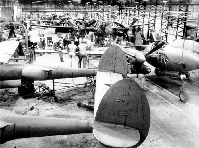 Иллюстрация к книге — Истребитель-«молния» P-38 «Лайтнинг» [i_187.jpg]
