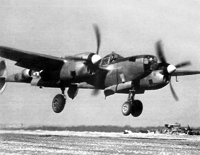 Иллюстрация к книге — Истребитель-«молния» P-38 «Лайтнинг» [i_198.jpg]