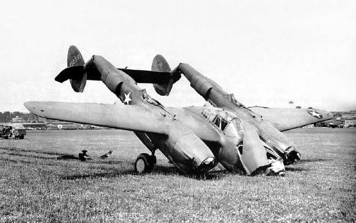 Иллюстрация к книге — Истребитель-«молния» P-38 «Лайтнинг» [i_209.jpg]