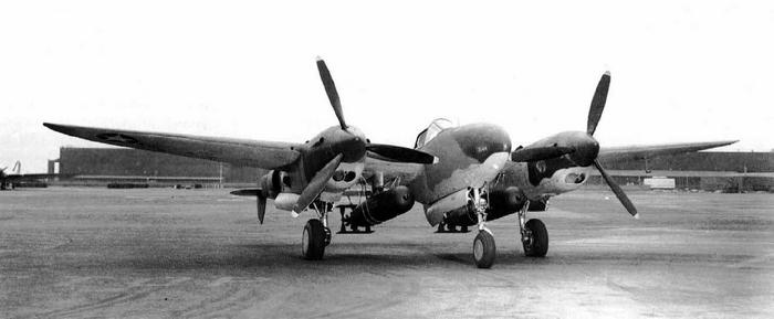 Иллюстрация к книге — Истребитель-«молния» P-38 «Лайтнинг» [i_210.jpg]