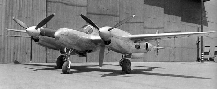 Иллюстрация к книге — Истребитель-«молния» P-38 «Лайтнинг» [i_213.jpg]
