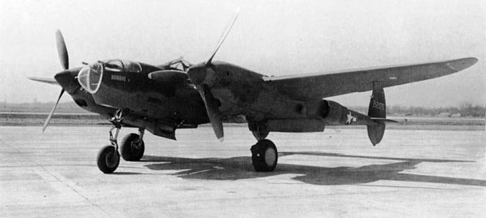 Иллюстрация к книге — Истребитель-«молния» P-38 «Лайтнинг» [i_214.jpg]