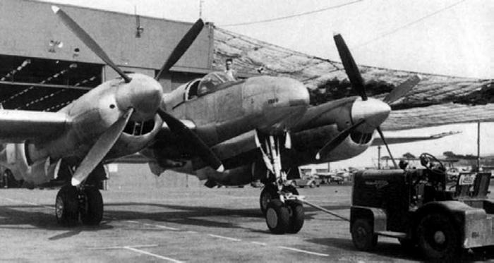 Иллюстрация к книге — Истребитель-«молния» P-38 «Лайтнинг» [i_218.jpg]