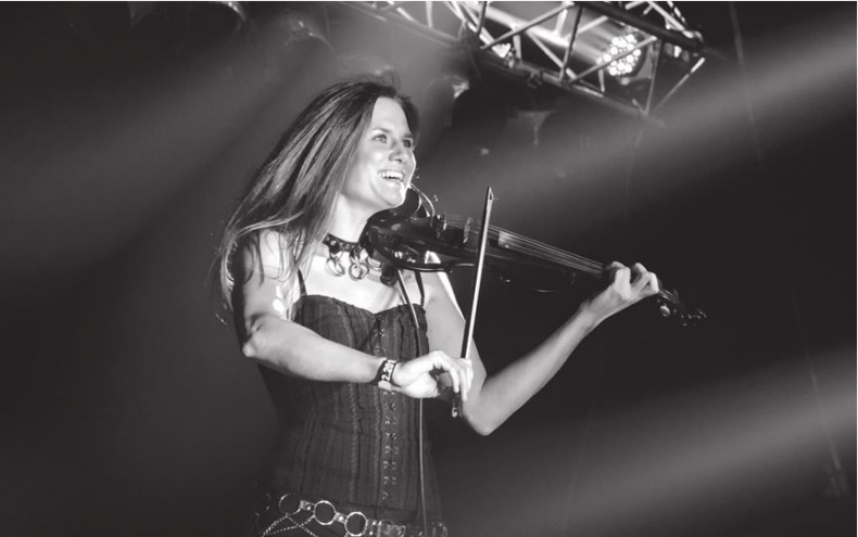 Иллюстрация к книге — Северный флот. Единственная правдивая история легендарной группы. Вещание из Судного дня [i_031.jpg]