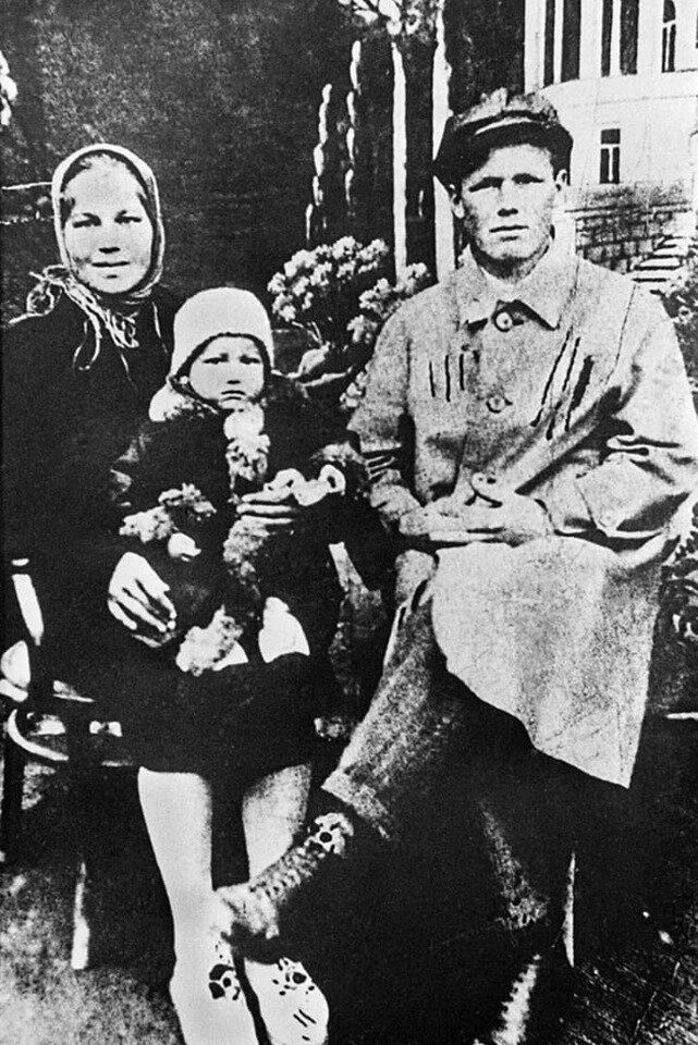Иллюстрация к книге — Москва ельцинская. Хроники президентского правления [i_001.jpg]