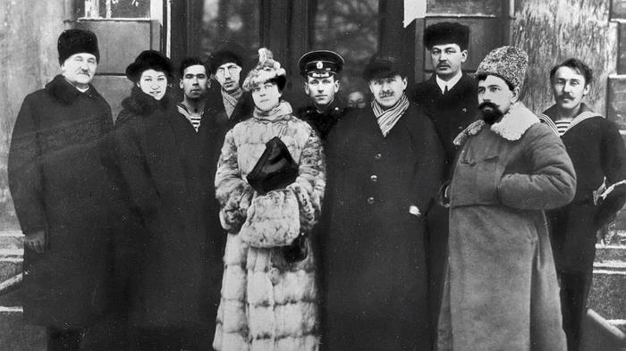 Иллюстрация к книге — Павел Дыбенко. Пуля в затылок в конце коридора [i_010.jpg]