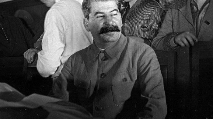 Иллюстрация к книге — Павел Дыбенко. Пуля в затылок в конце коридора [i_012.jpg]