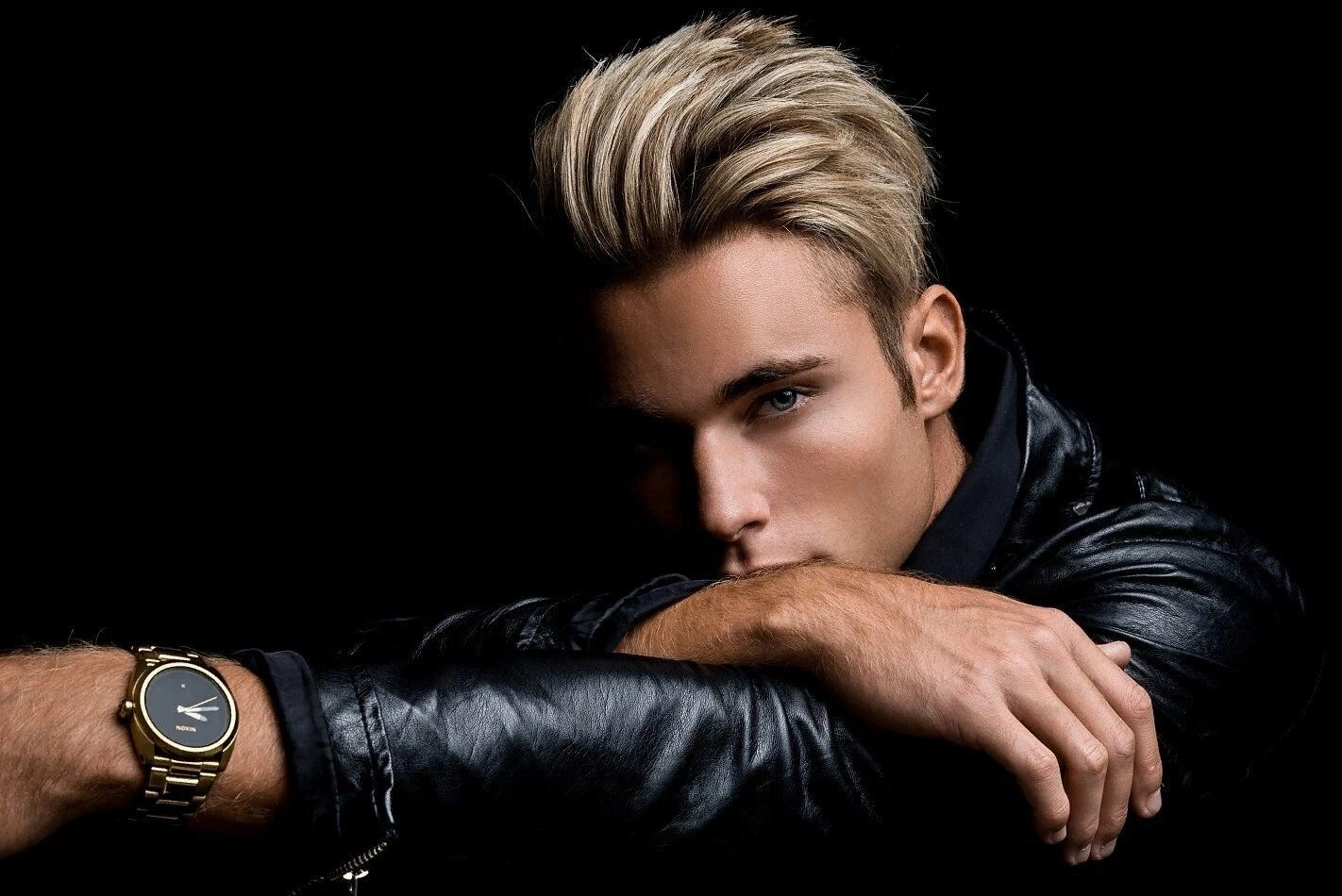 Иллюстрация к книге — В плену их страсти [book-illustration-1.webp]