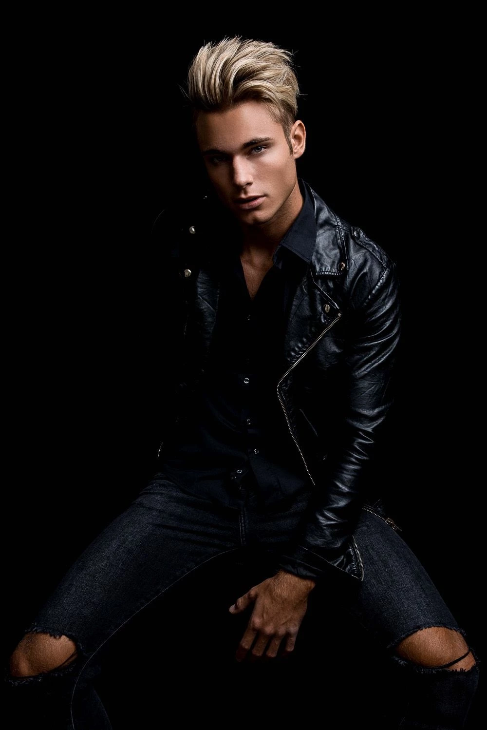 Иллюстрация к книге — В плену их страсти [book-illustration-4.webp]