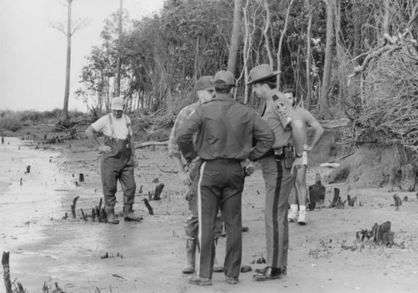 Иллюстрация к книге — Сыны Сэма. Убийцы влюбленных парочек [book-illustration-63.webp]