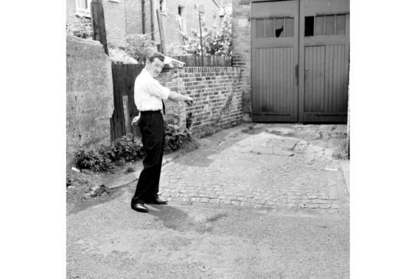 Иллюстрация к книге — Раздеватель. Хаммерсмитские убийства [book-illustration-39.webp]