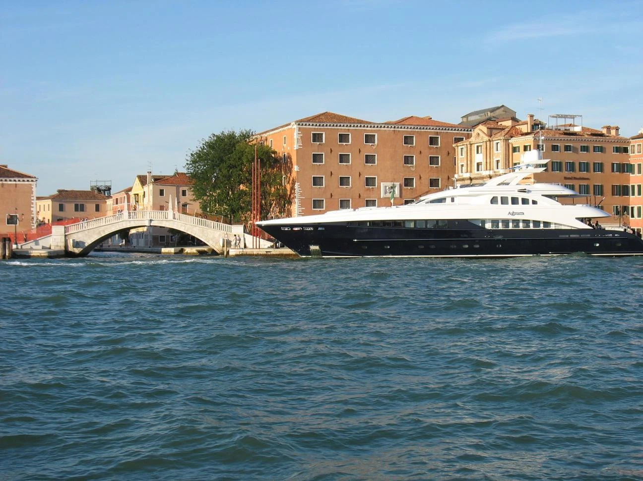 Иллюстрация к книге — Бьющий на взлете [book-illustration-29.webp]